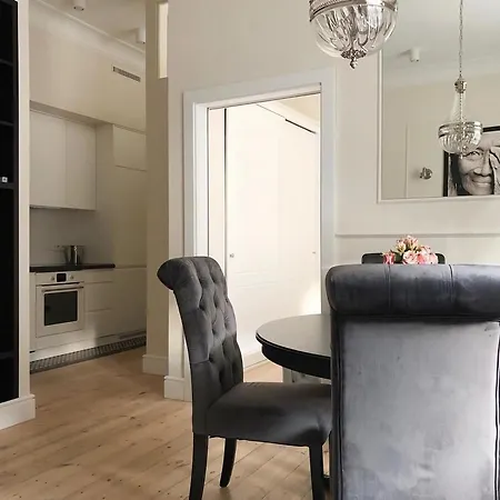 Chic & Elegant Victus By Renters Apartament *